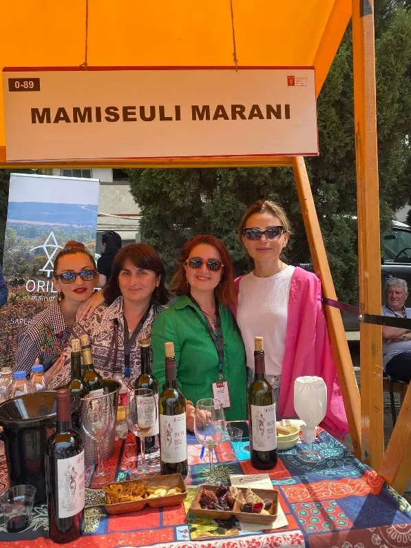Mamiseuli at a wine festival