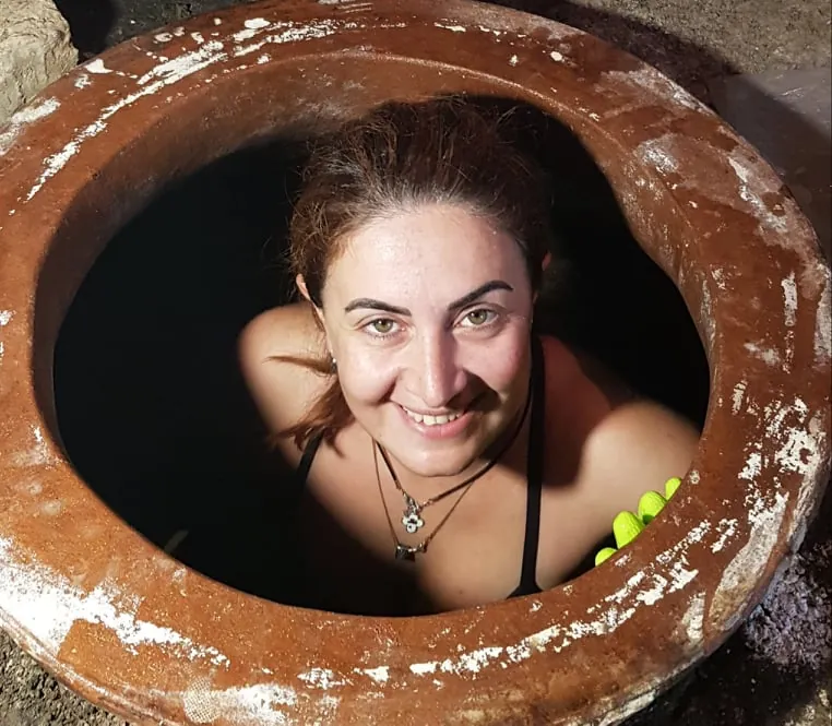 Cleaning the qvevri